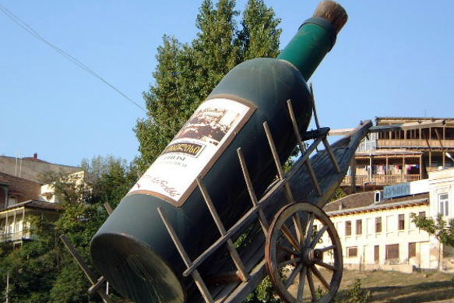 Памятник вина в Грузии